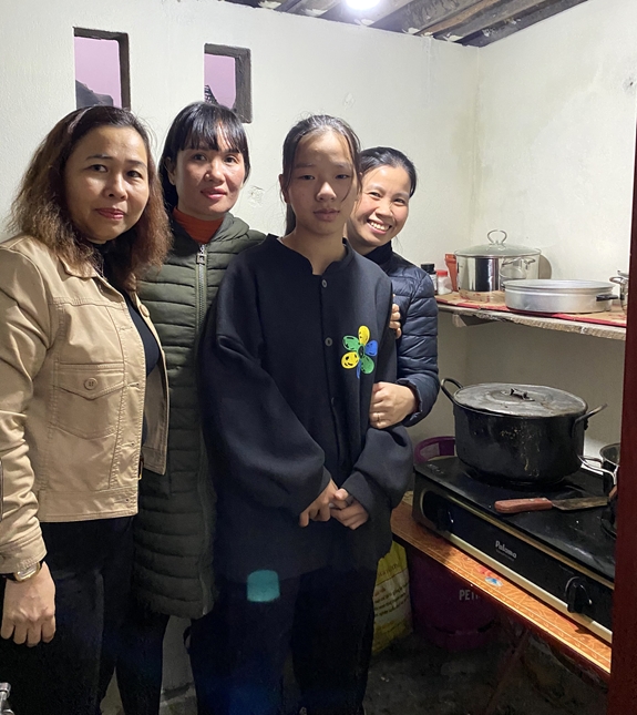 Nguyễn Thị Mỹ Linh và những người hàng xóm trong gian bếp mới được sửa chữa.